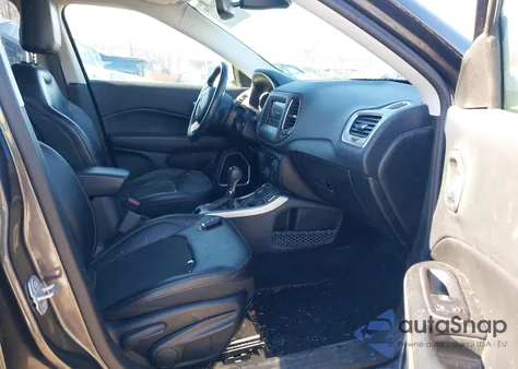 2018 Jeep Compass Latitude 4X4 z USA, uszkodzony, nr VIN 3C4NJDBB6JT484222